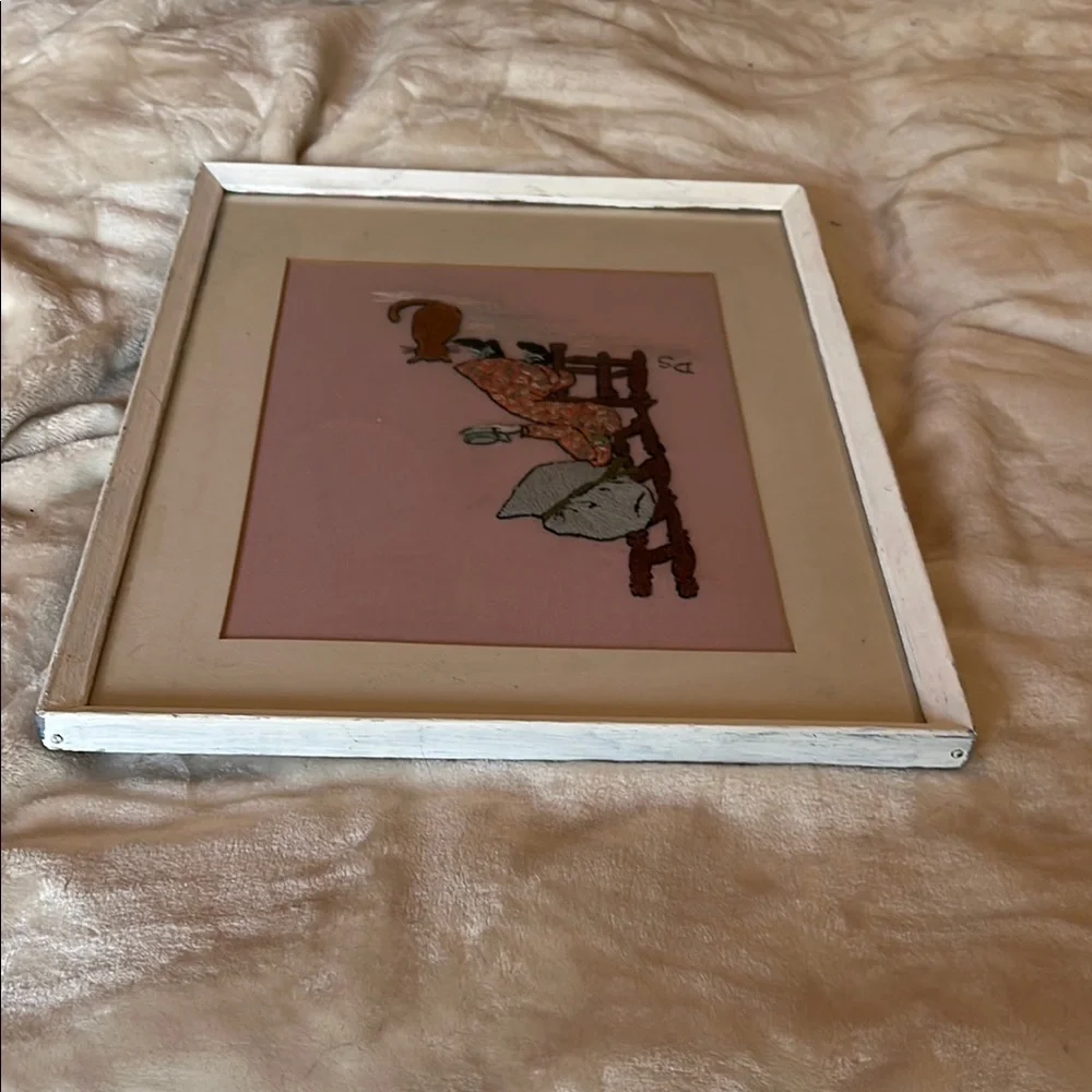 Vintage Holly Hobby style hand embroidered art girl with cat in pinks and blue - Picture 7 of 10
